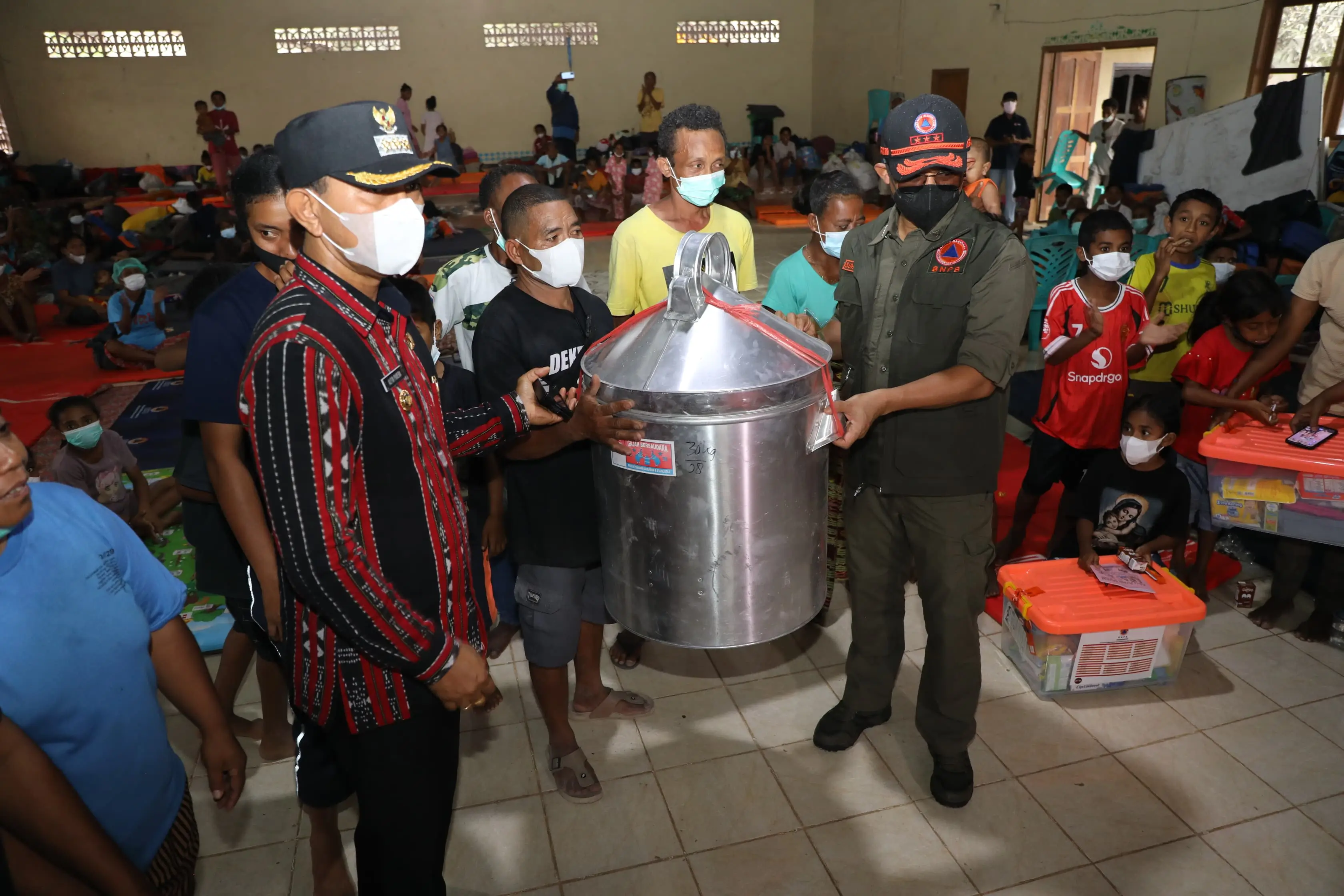 Kepala Badan Nasional Penanggulangan Bencana (BNPB) Letjen TNI Dr. Suharyanto, S.Sos., M.M (kemeja dan rompi hijau) saat berada di pengungsian Desa Kringa, Kabupaten Sikka, Nusa Tenggara Timur pada Jumat (8/11).
